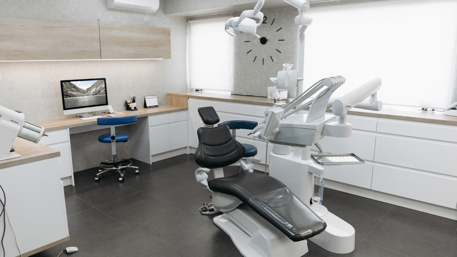Paciente sonriendo en una clínica dental moderna