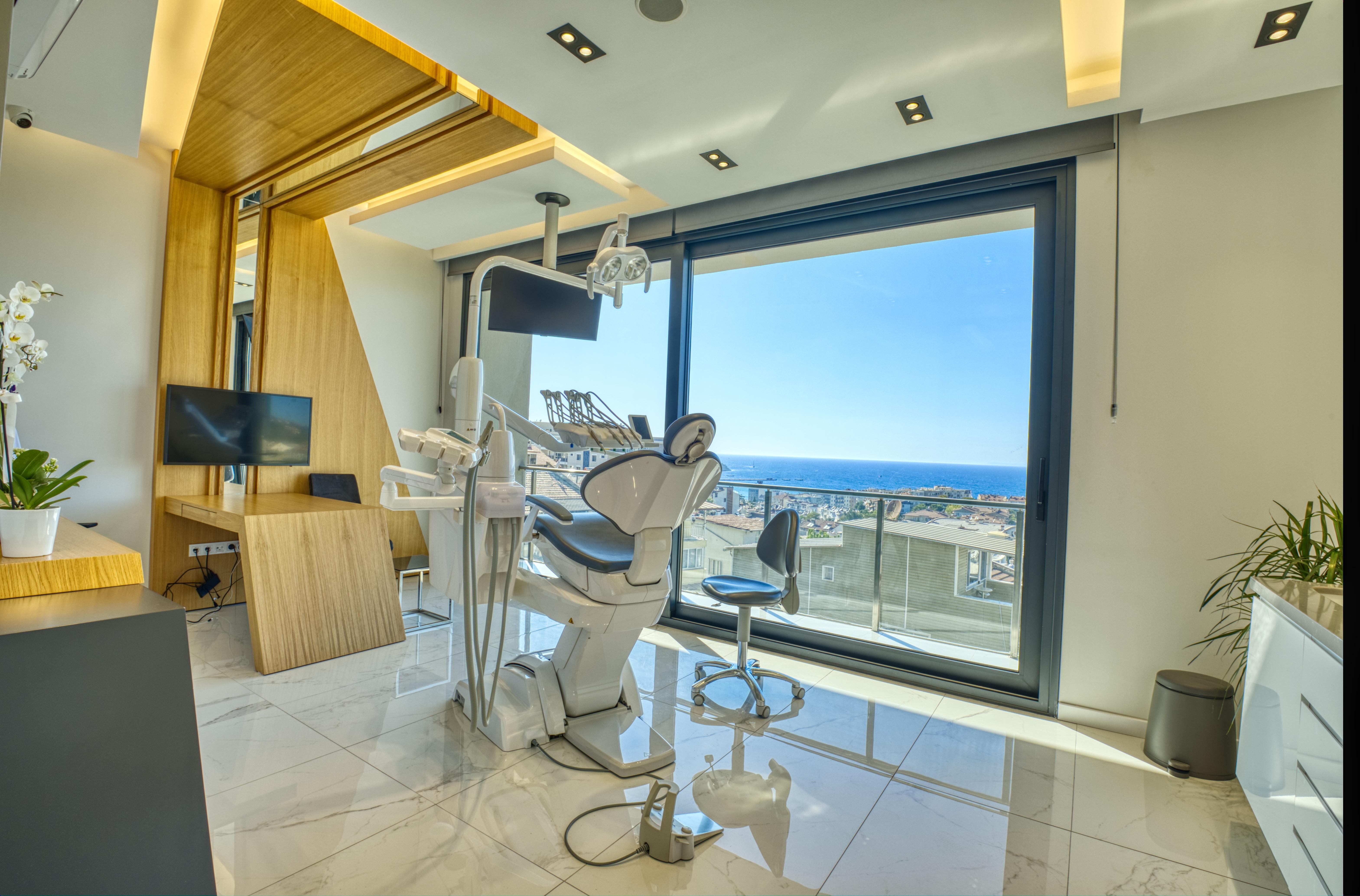 Interior luminoso de clínica dental