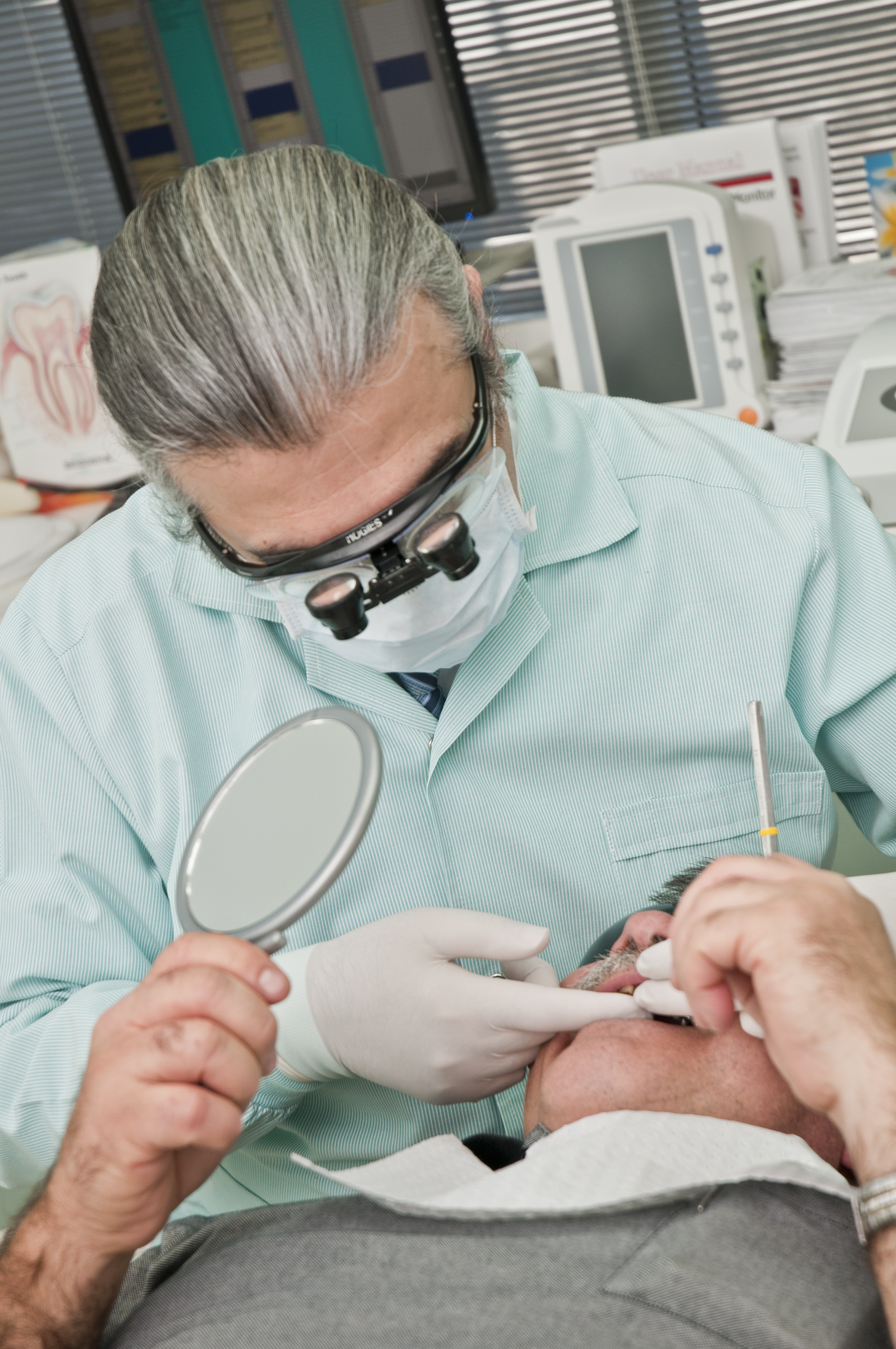 Profesional dental atendiendo a paciente