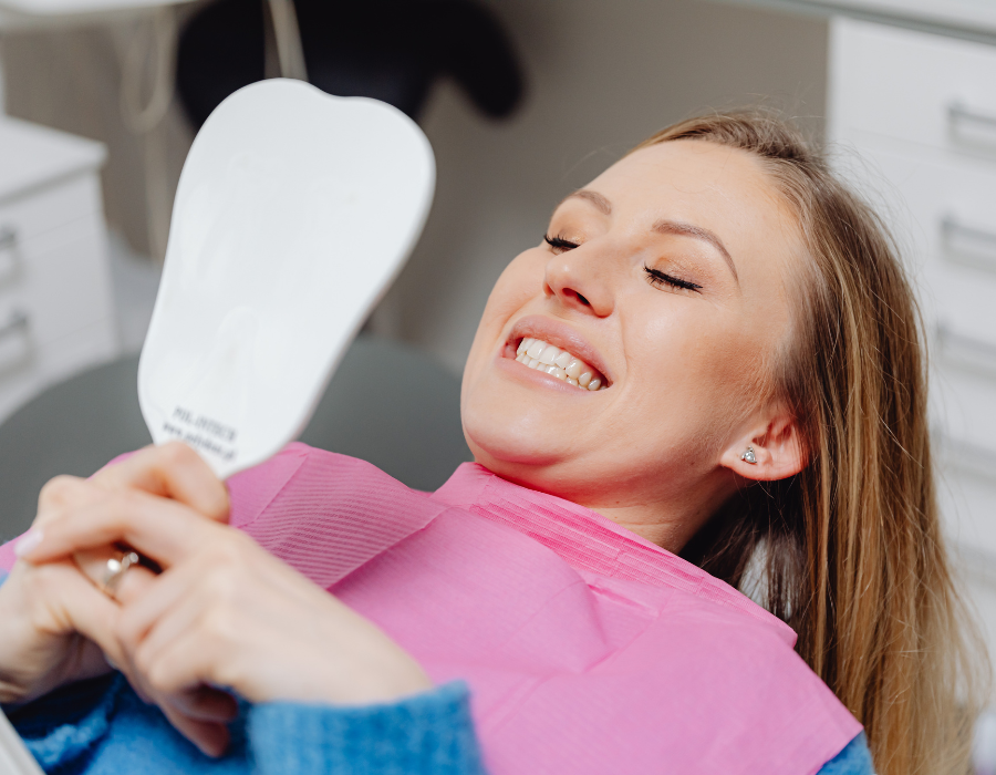 Sonrisa natural después de atención dental